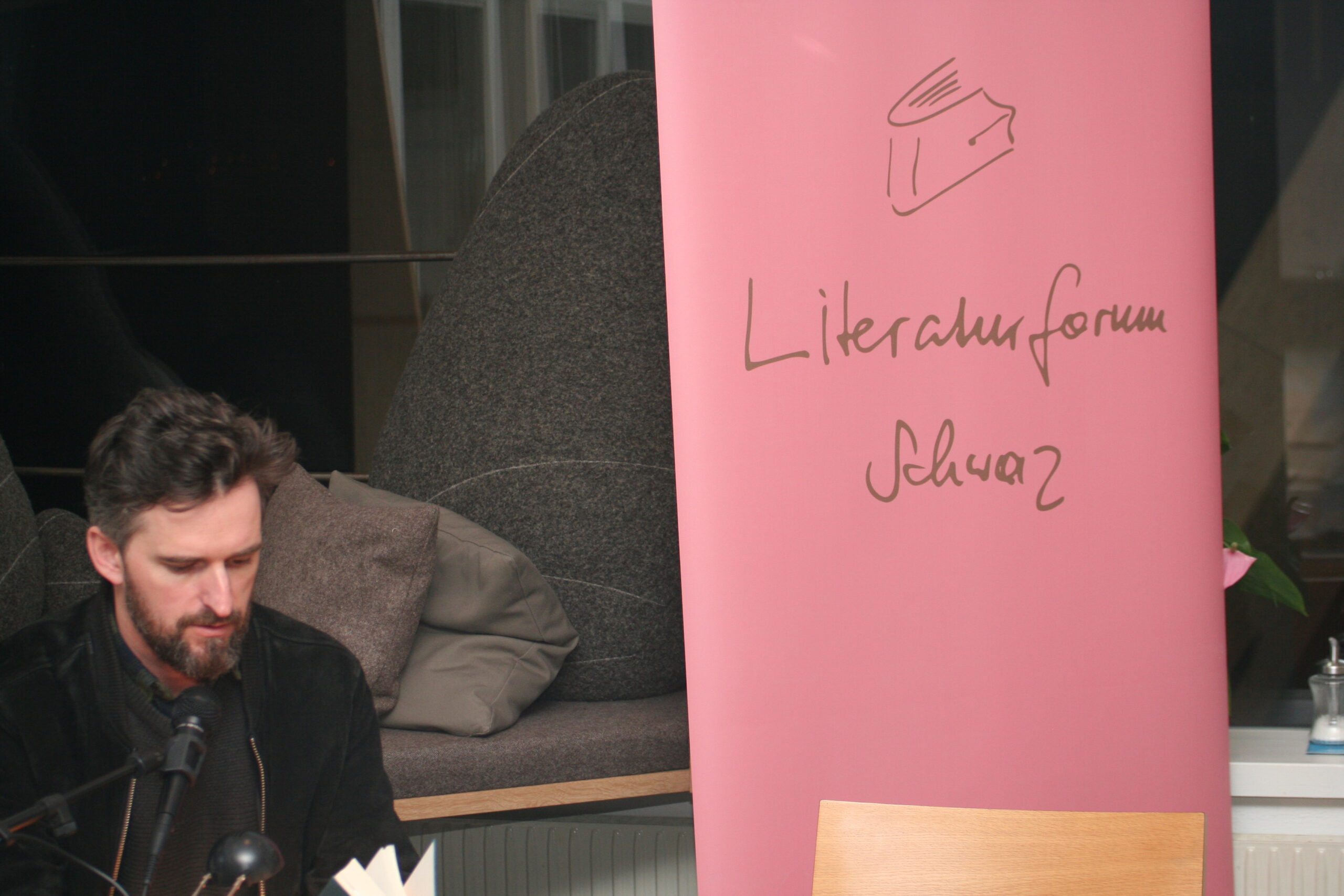 Autor Reinhard Kaiser-Mühlecker liest beim Literaturforum Schwaz aus seinem Roman "Wilderer"